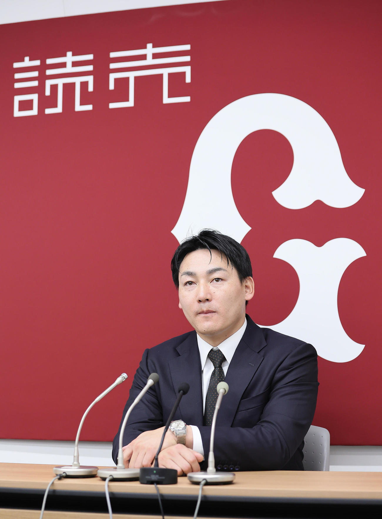 契約更改を終え、会見に臨む巨人丸（撮影・足立雅史）