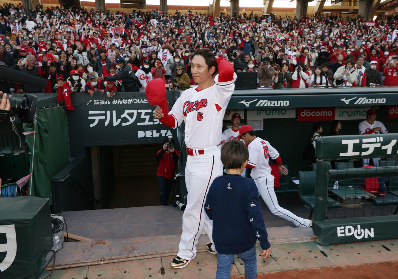 広島ファン感謝デー　ファン感謝デーが終わり、引き揚げる西川龍馬（2023年11月23日撮影）