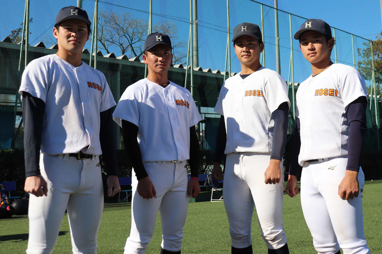 練習納めにて、来年のリーグ優勝、日本一を誓う、左から武川廉、篠木健太郎、吉安遼哉、西村友哉（撮影・保坂淑子）