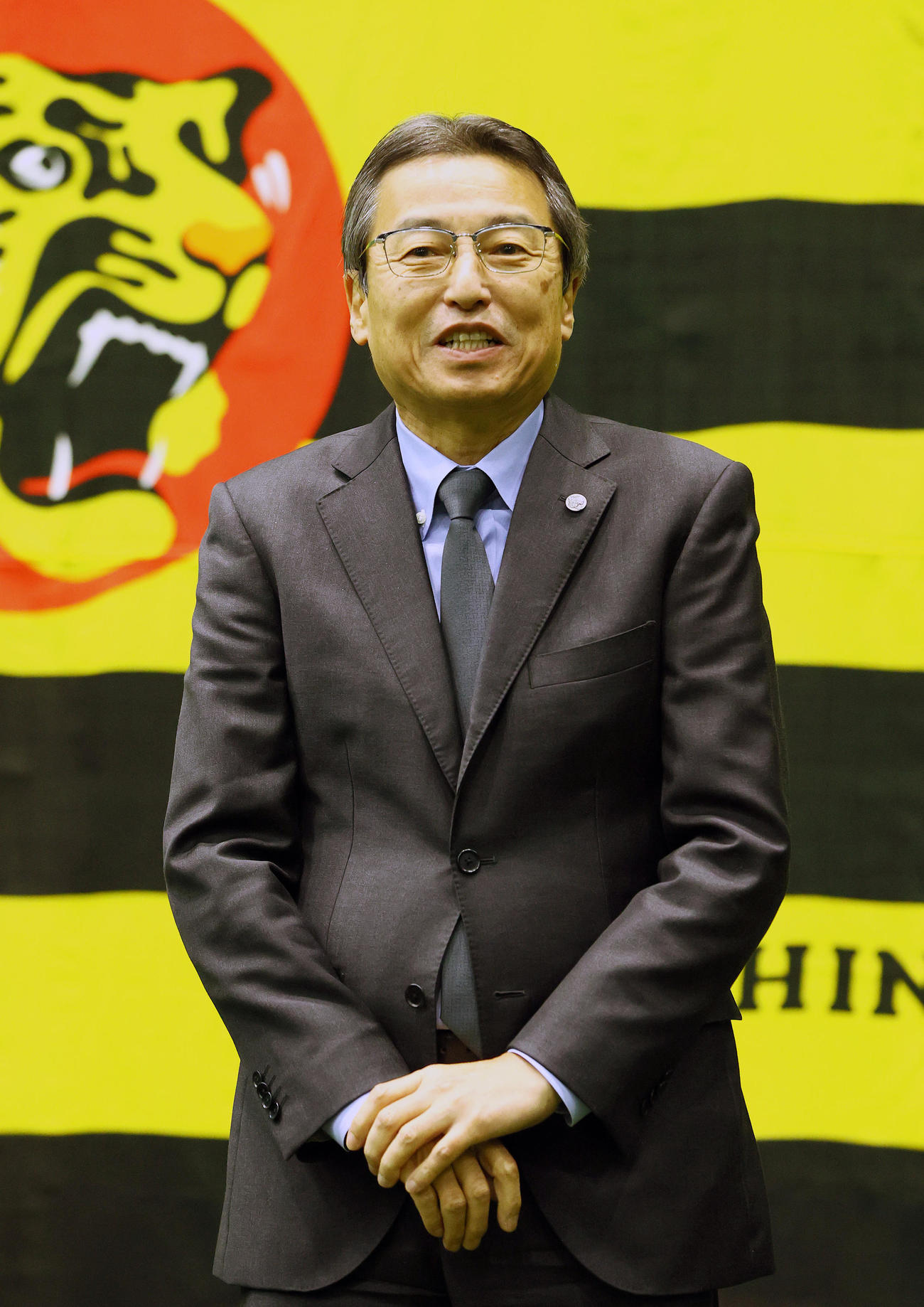 仕事納めで笑顔を見せる阪神百北球団社長（撮影・上山淳一）