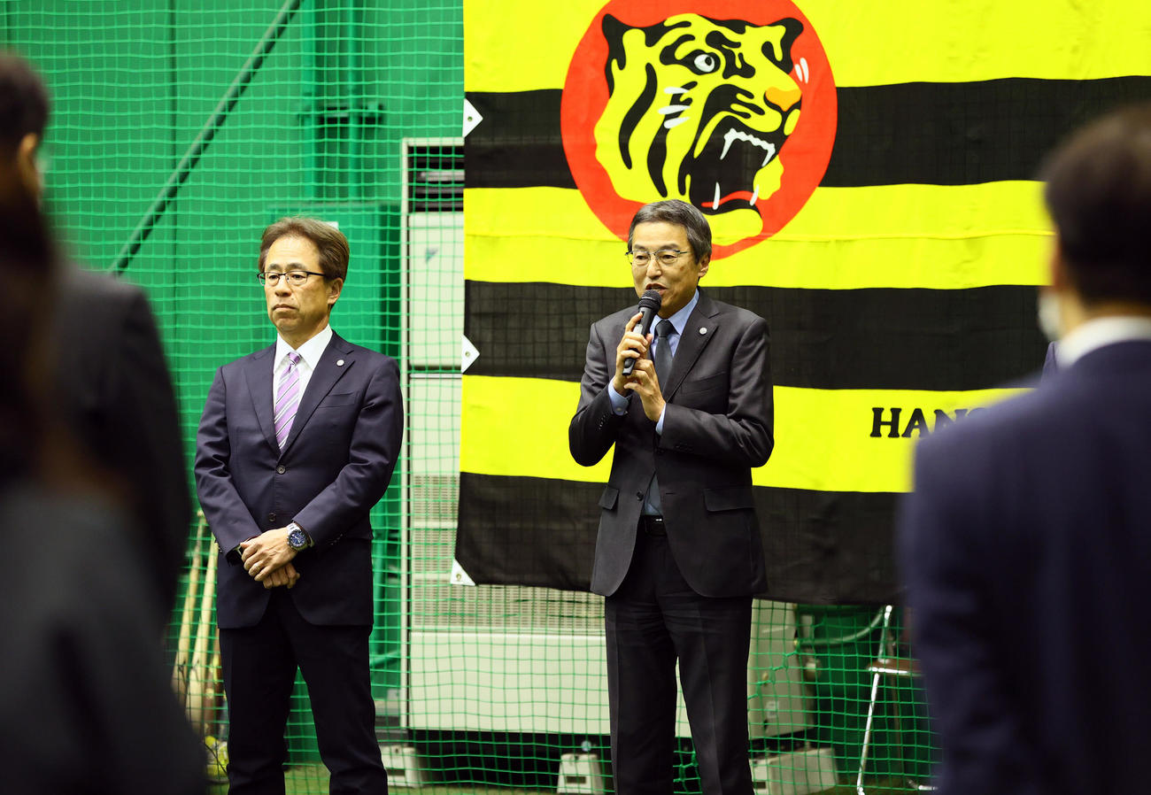 阪神百北球団社長は仕事納めであいさつする。左は阪神次期球団社長の粟井副社長（撮影・上山淳一）