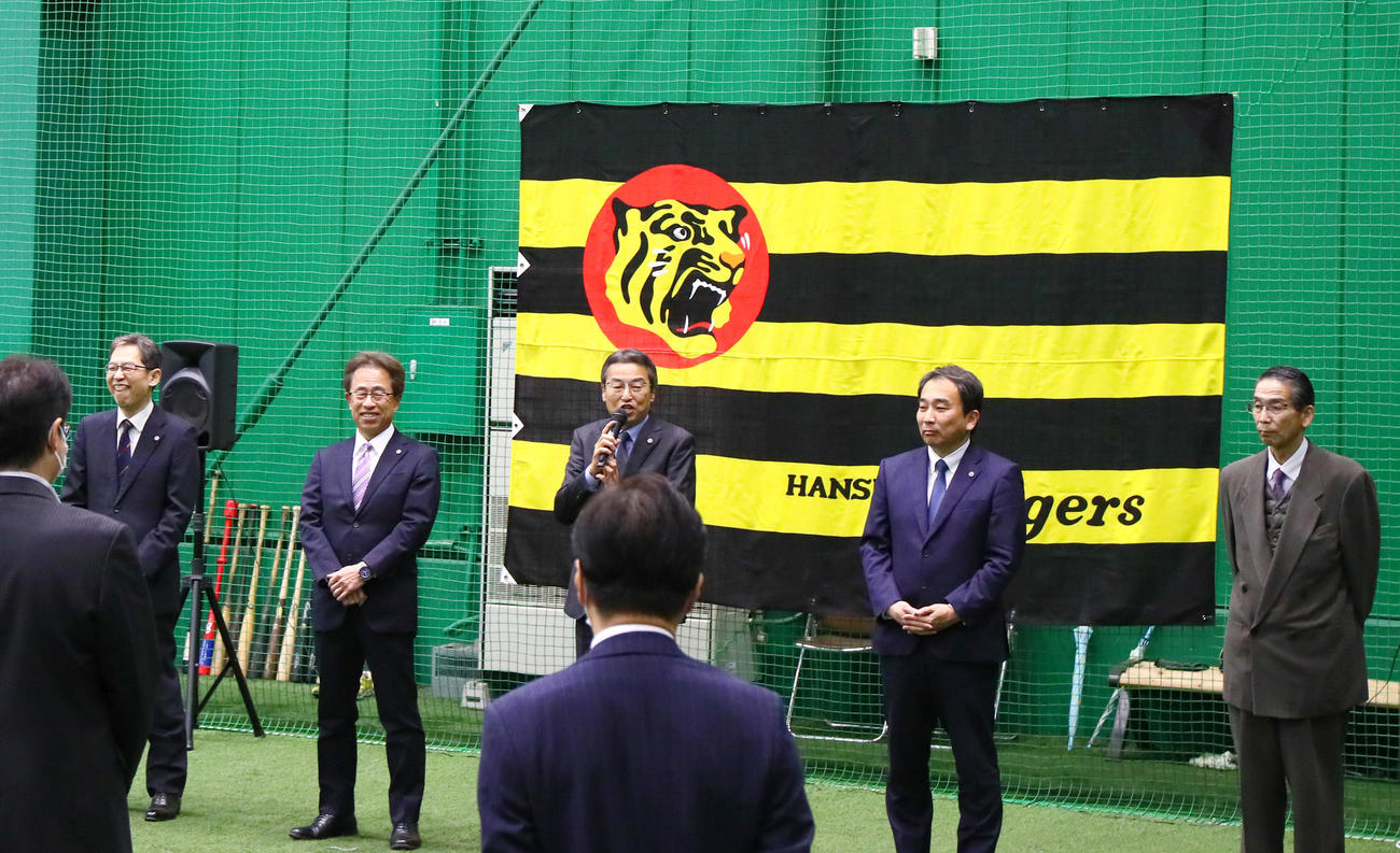 仕事納めであいさつする百北球団社長（中央）。左から2人目は阪神次期球団社長の粟井副社長（撮影・上山淳一）
