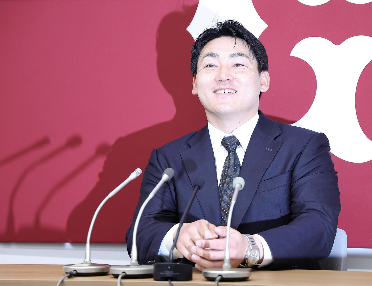 契約更改を終え、会見中、笑顔を見せる巨人丸（撮影・足立雅史）