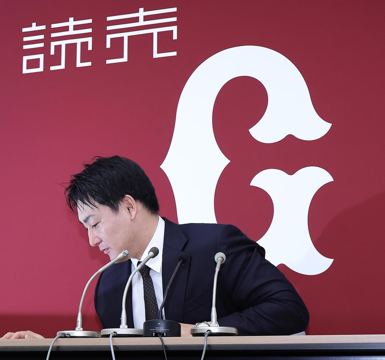 契約更改後の会見を終え、引き揚げる巨人丸（撮影・足立雅史）