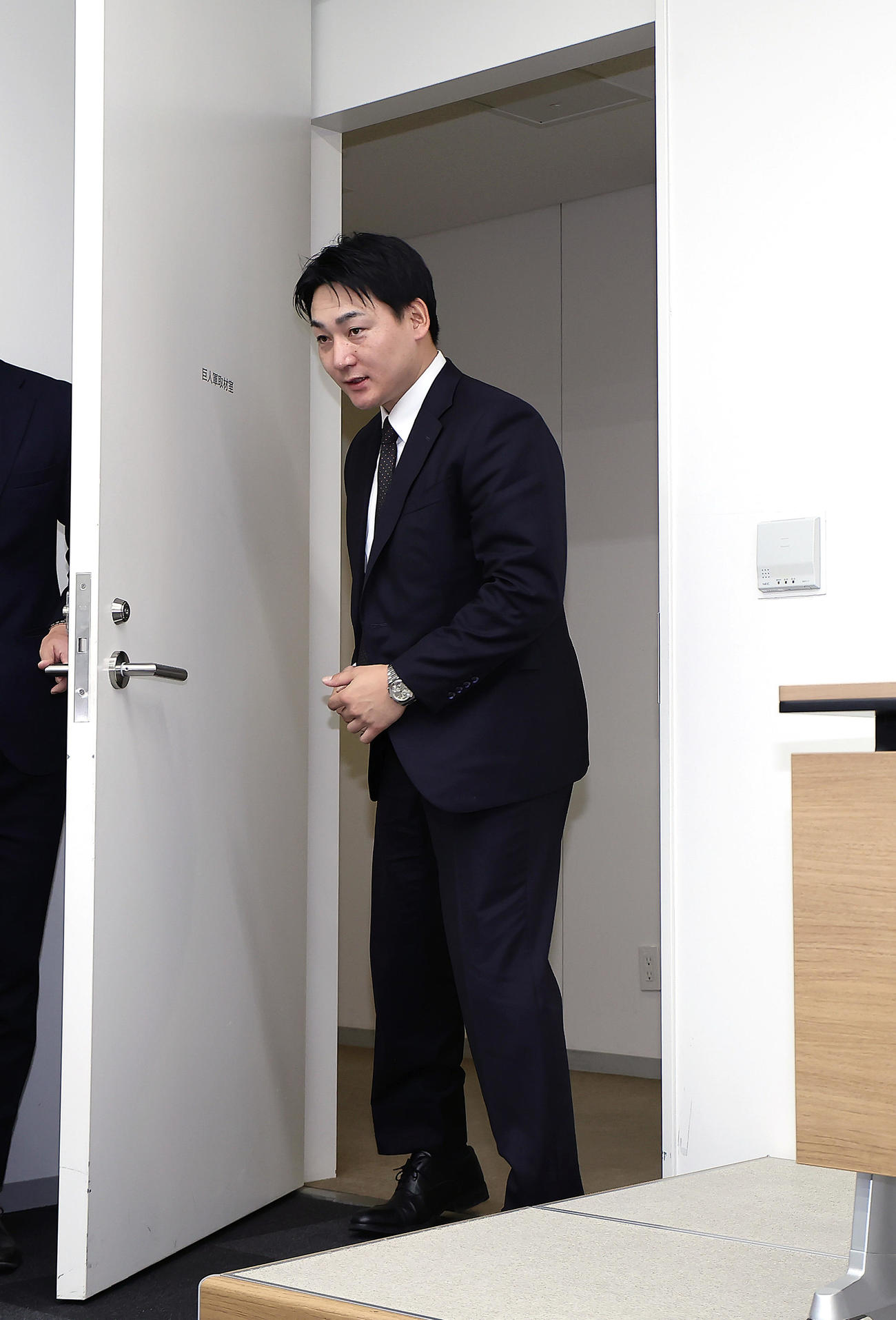契約更改後の会見を終え、引き揚げる巨人丸（撮影・足立雅史）