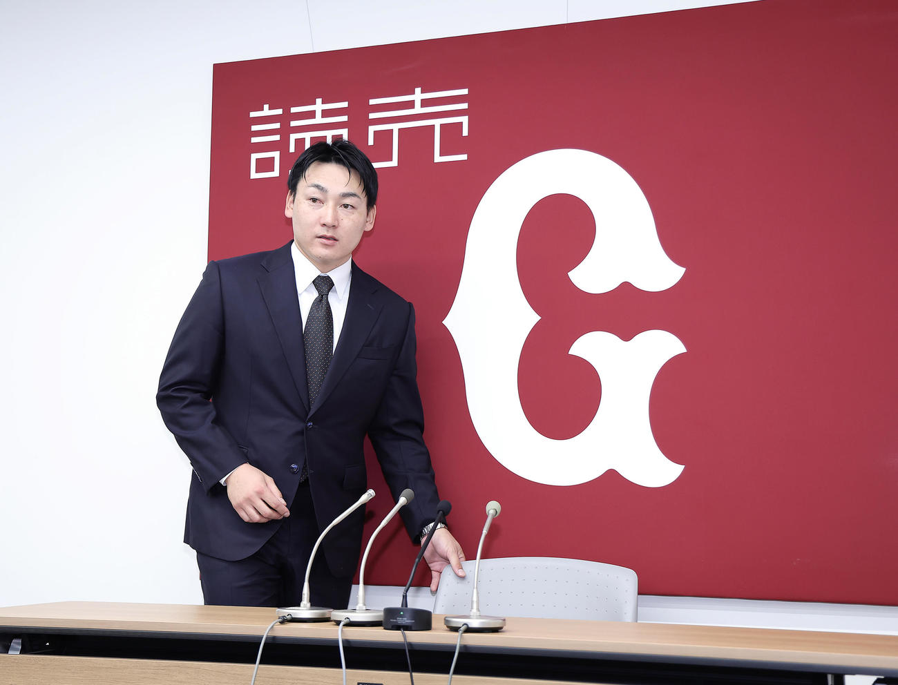 契約更改を終え、会見に臨む巨人丸（撮影・足立雅史）
