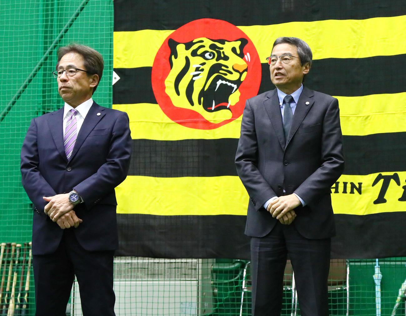 仕事納めの阪神百北球団社長（右）と阪神次期球団社長の粟井副社長（撮影・上山淳一）