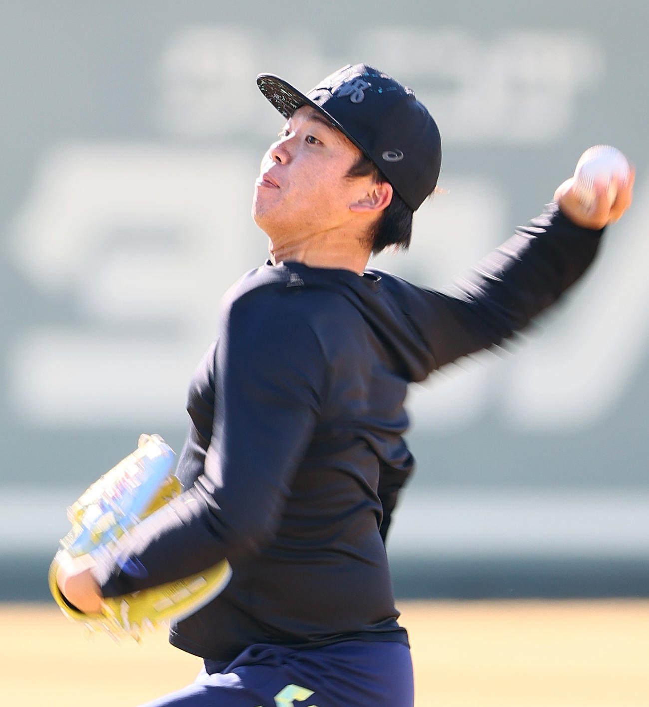 鳴尾浜でキャッチボールする阪神村上（撮影・上山淳一）