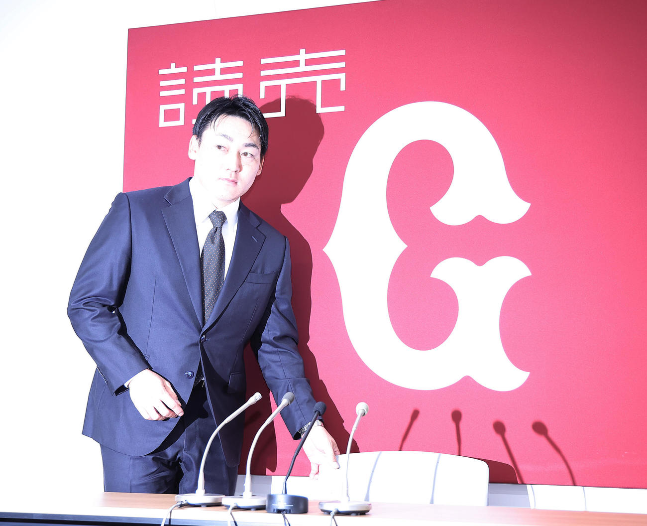 契約更改を終え、会見に臨む巨人丸（撮影・足立雅史）