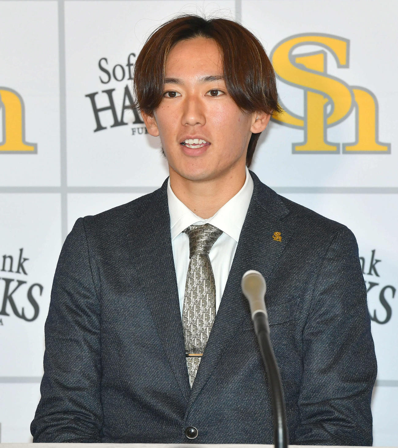 増額で契約更改し、会見を行う大津（撮影・岩下翔太）