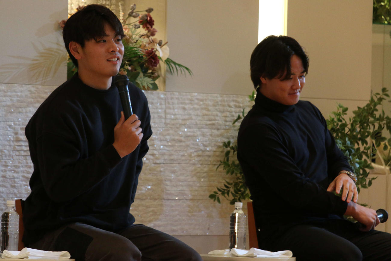 室蘭の結婚式場「アールベルアンジェ室蘭」でディナー＆トークショーに参加した日本ハム野村（左）と郡（撮影・木下大輔）