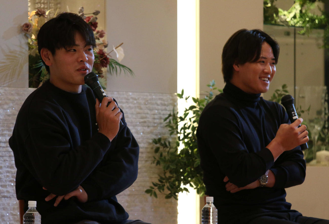 室蘭の結婚式場「アールベルアンジェ室蘭」でディナー＆トークショーに参加した日本ハム野村（左）と郡（撮影・木下大輔）