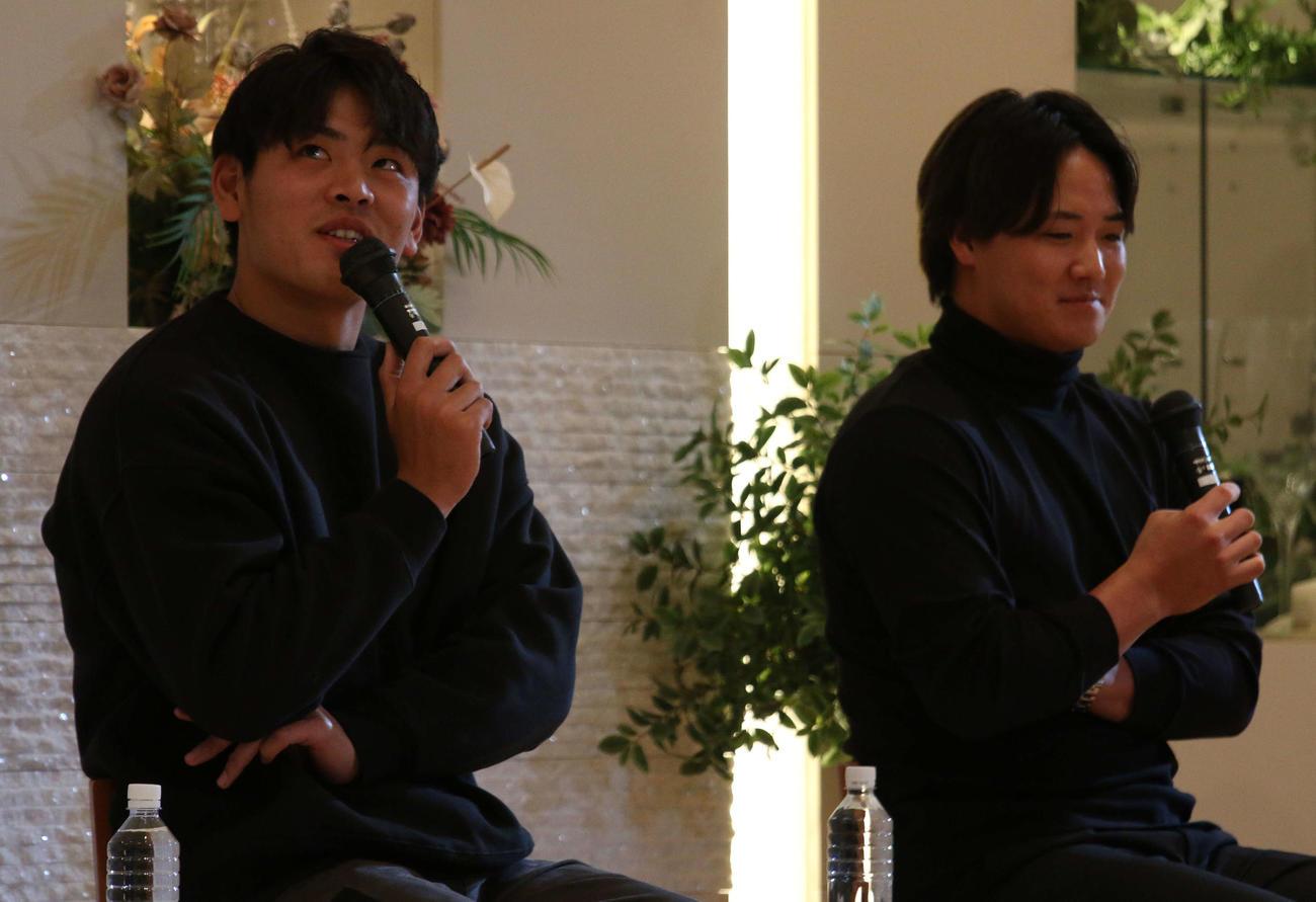 北海道・室蘭の結婚式場「アールベルアンジェ室蘭」でディナー＆トークショーに参加した日本ハム野村（左）と郡（撮影・木下大輔）