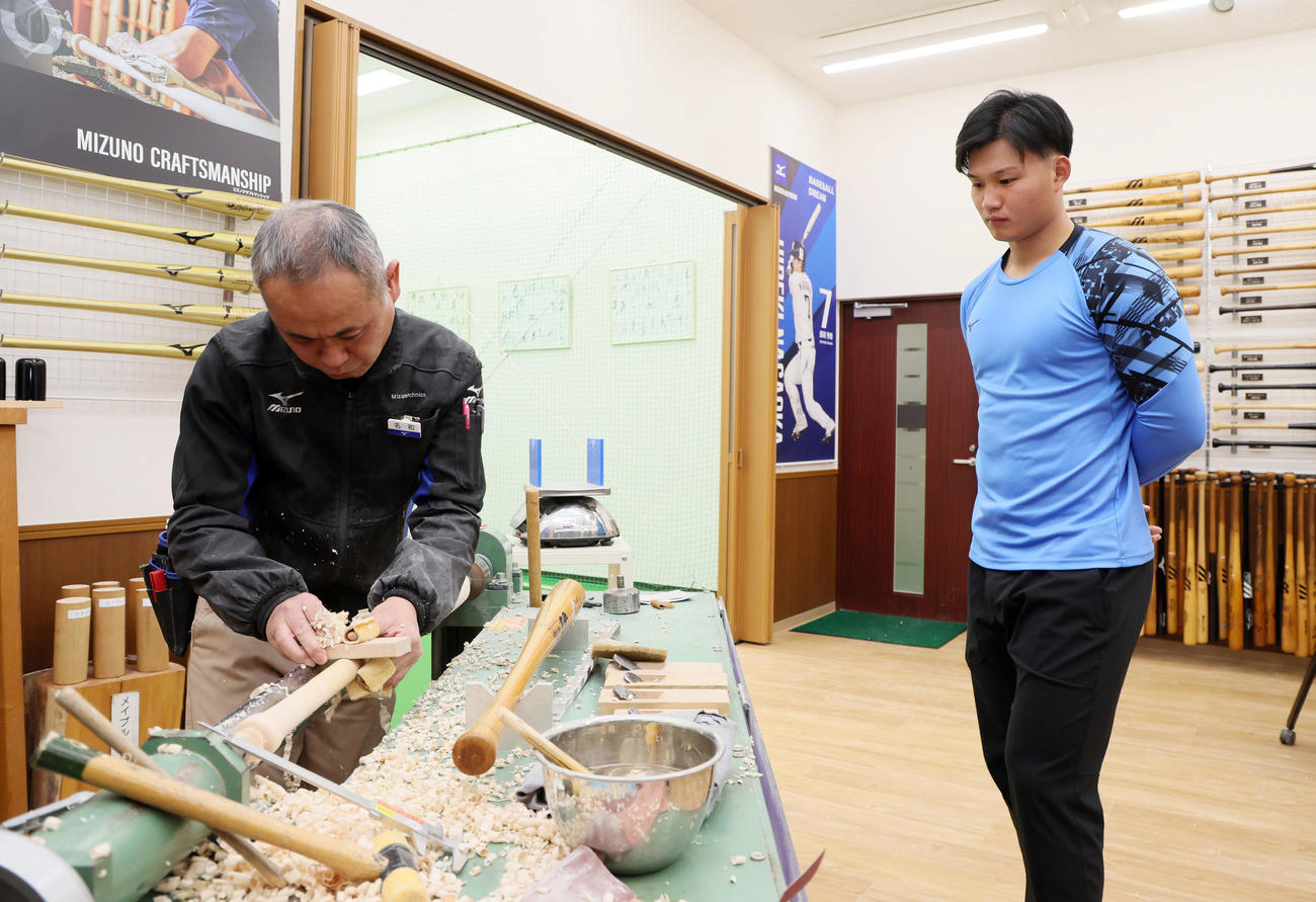 ミズノテクニクス養老工場のバット工房を訪れクラフトマンの名和さんが作る試作バットを見つめる森下（撮影・加藤哉）