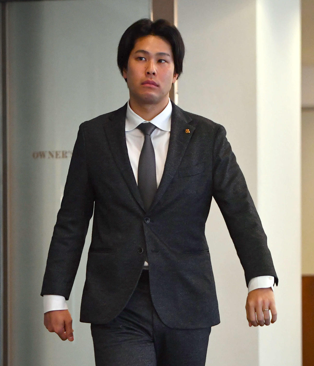 契約更改を終えて会見場に入る藤井（撮影・岩下翔太）