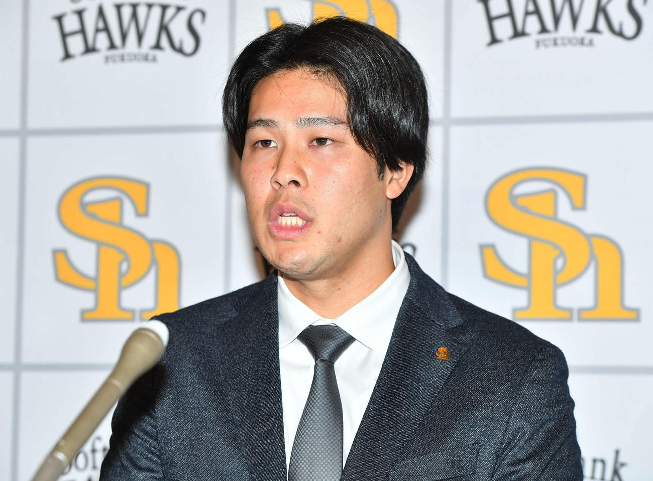 契約更改を終えて会見を行う藤井（撮影・岩下翔太）