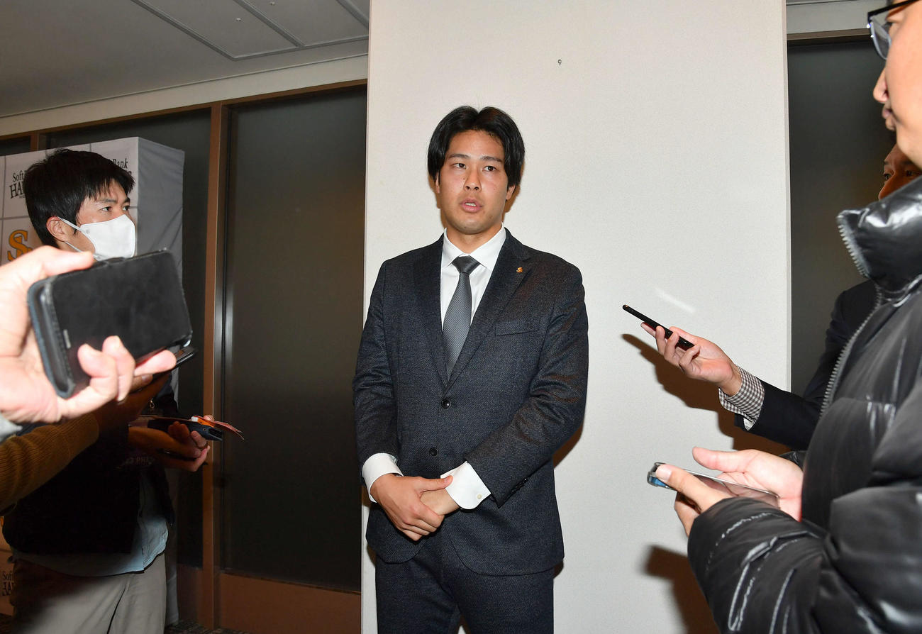契約更改を終えて囲み取材を受ける藤井（撮影・岩下翔太）