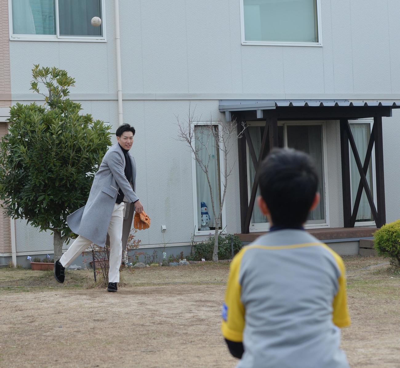 子どもとキャッチボールするソフトバンク柳田（奥）（撮影・佐藤究）