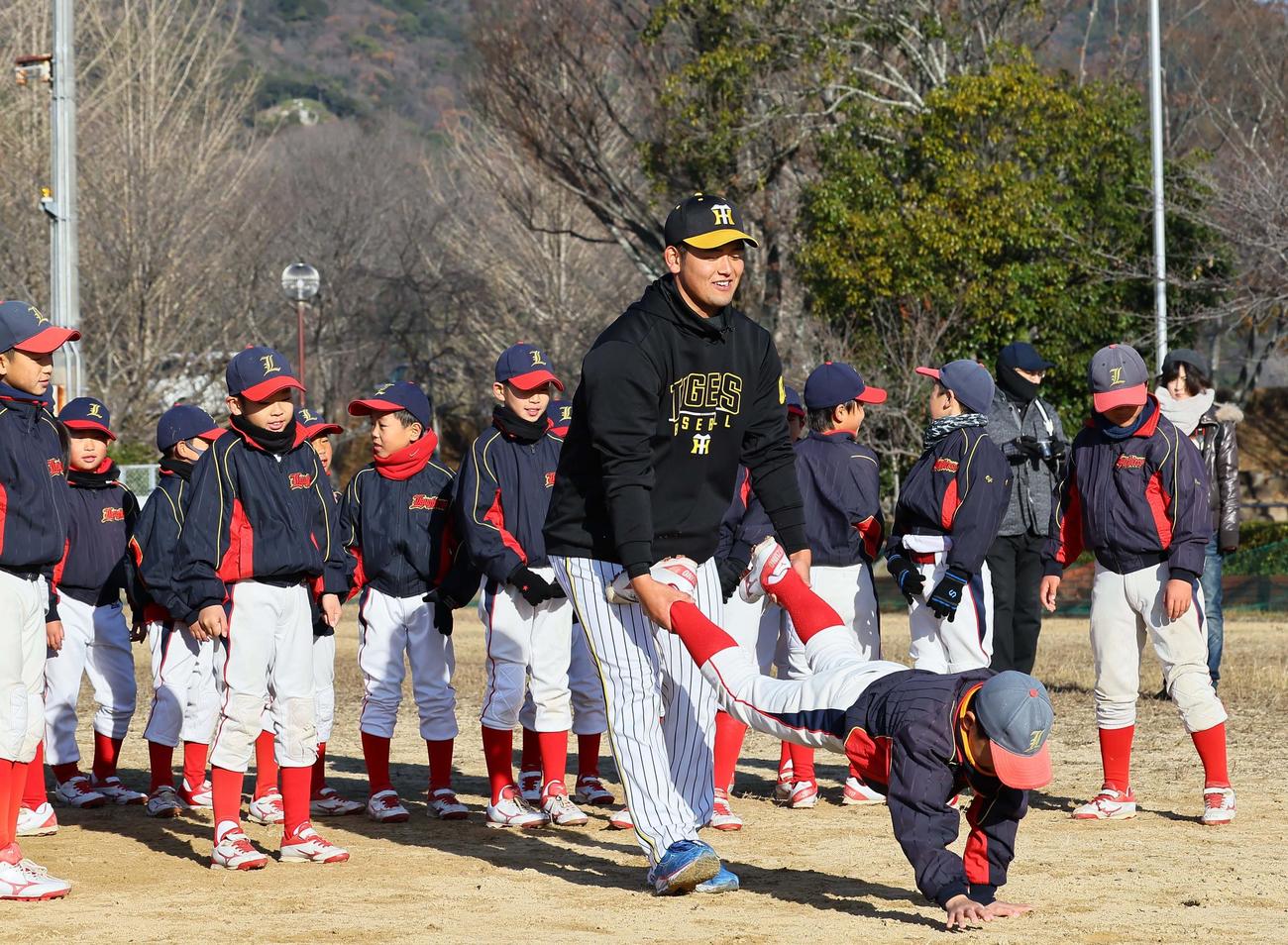 球児にトレーニングの指導をする岡留（撮影・上田博志）
