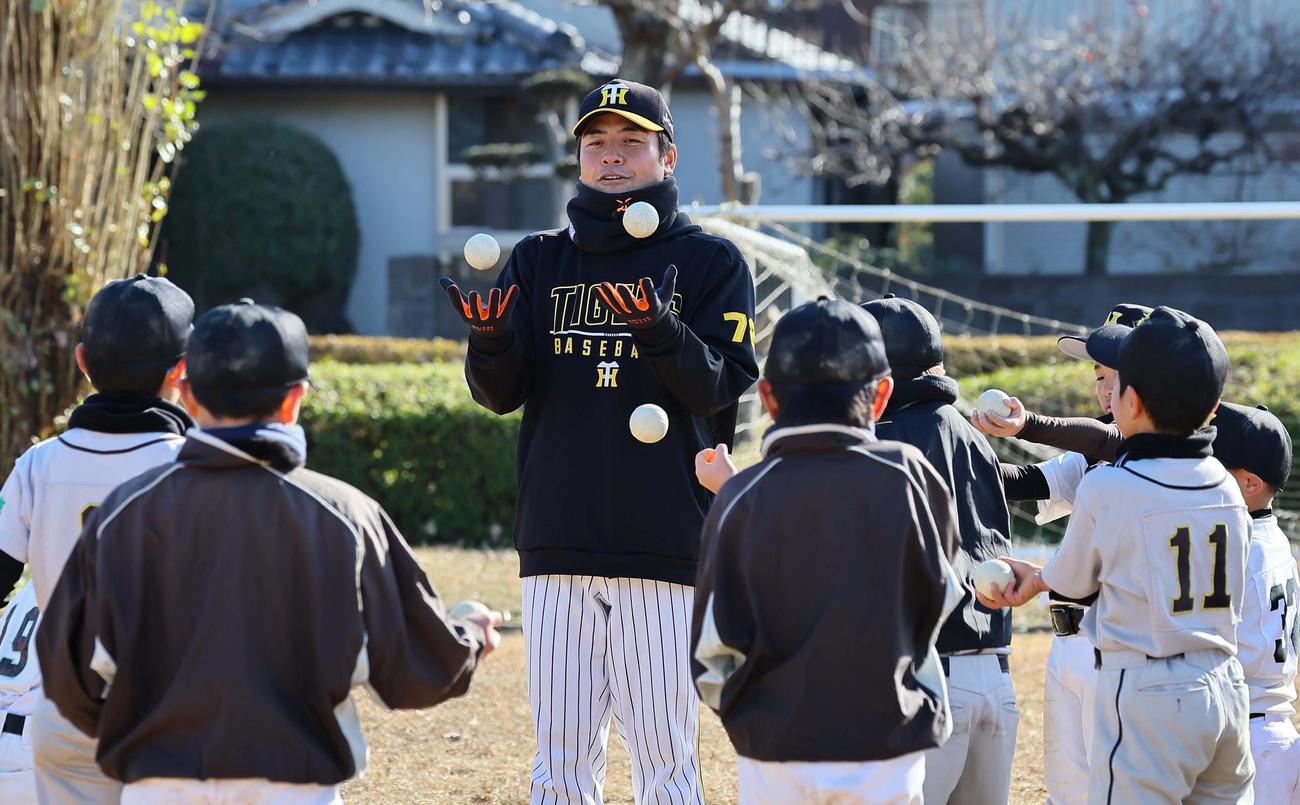 野球教室で球児を指導する江草コーチ（撮影・上田博志）