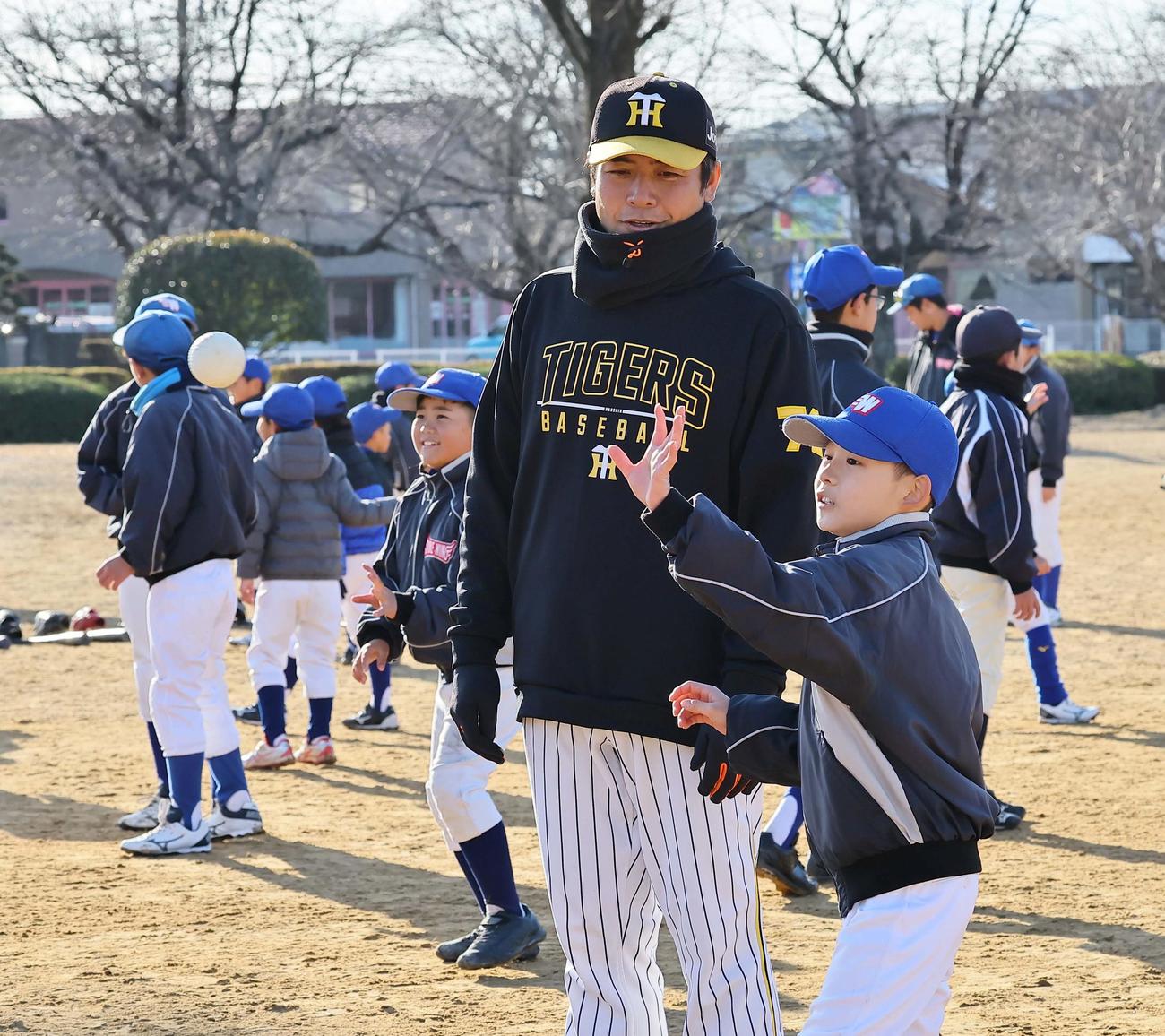 野球教室で球児を指導する江草コーチ（撮影・上田博志）