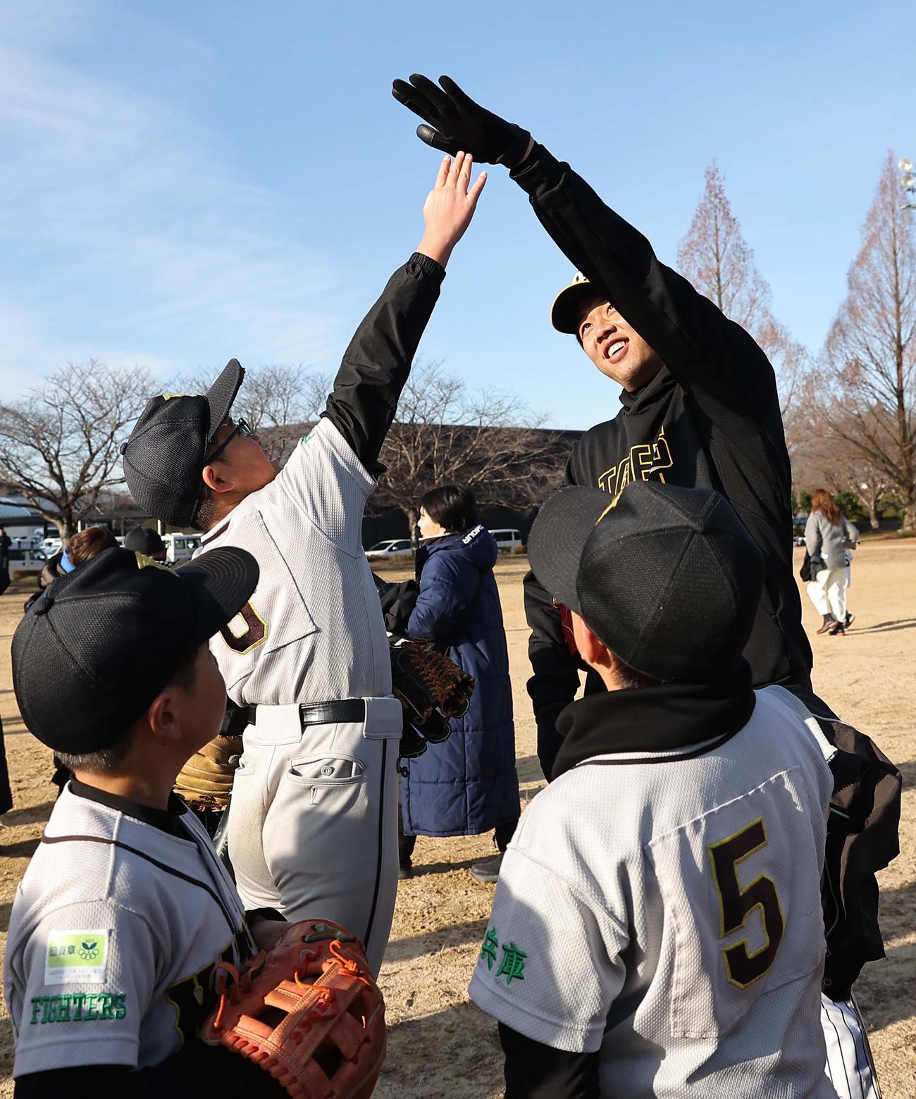 笑顔を見せながら球児とふれあう才木（撮影・上田博志）