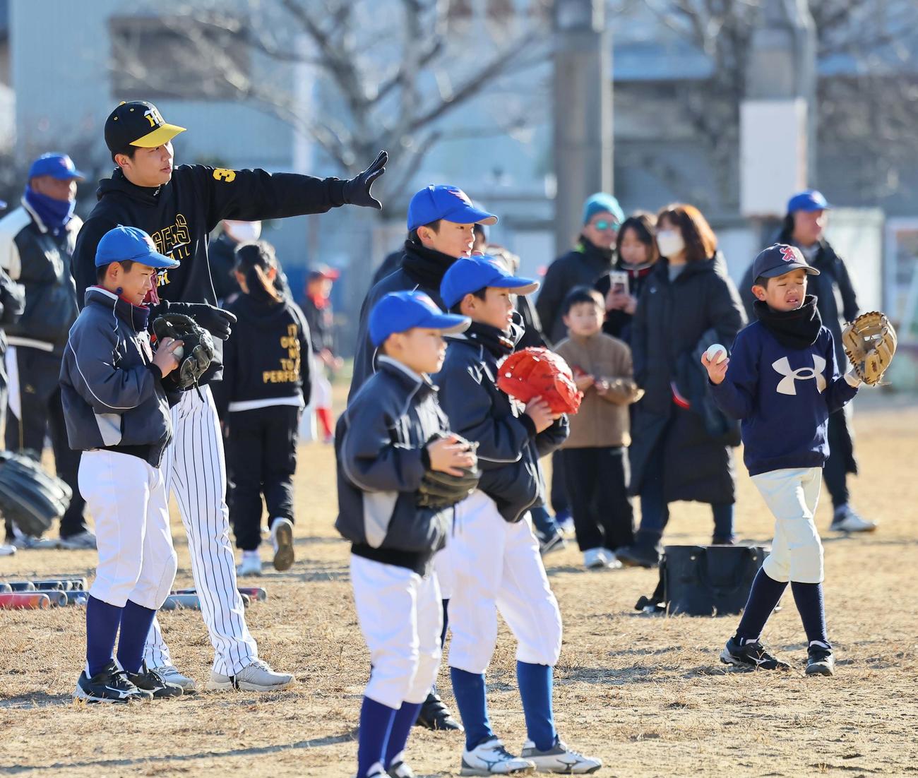 野球教室で球児を指導する才木（撮影・上田博志）