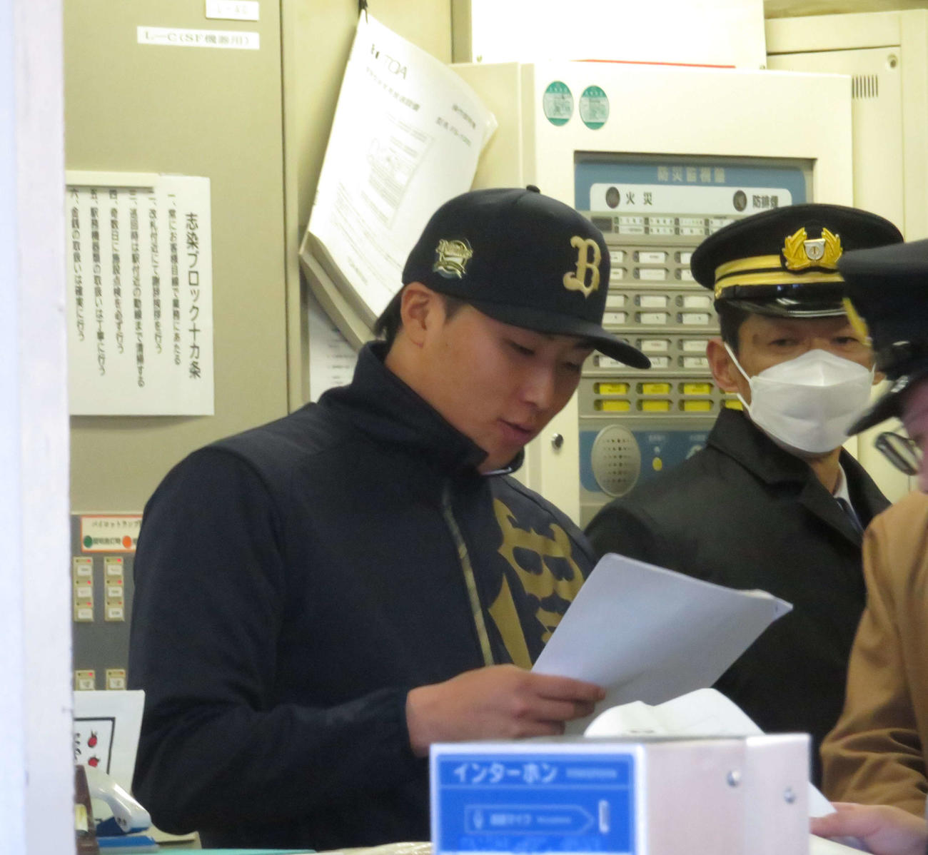 地元の神戸電鉄小野駅で一日駅長を務め、構内放送の練習をするオリックス東（撮影・磯綾乃）