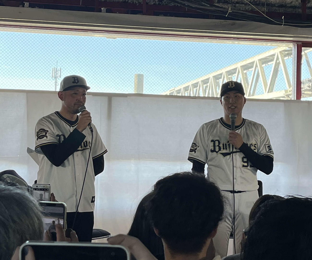 地元の神戸電鉄小野駅で一日駅長を務め、トークショーを行ったオリックス東（右）。左は球団ボイス・ナビゲーターの神戸佑輔（撮影・磯綾乃）