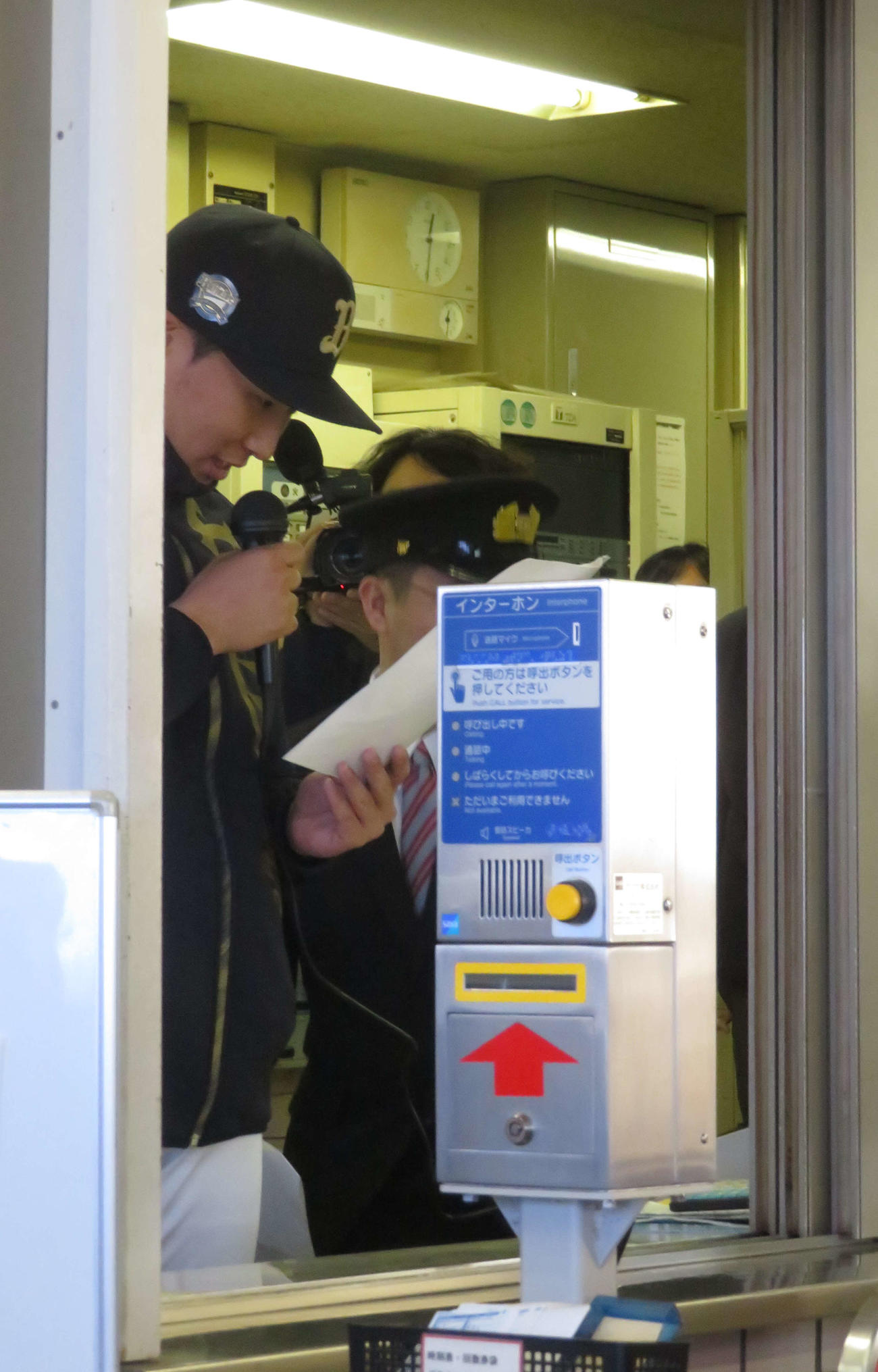 地元の神戸電鉄小野駅で一日駅長を務め、構内放送に挑戦するオリックス東（撮影・磯綾乃）