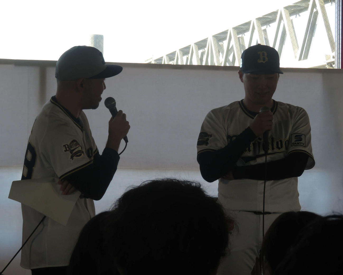 地元の神戸電鉄小野駅で1日駅長を務め、トークショーを行ったオリックス東（右）。左は球団ボイス・ナビゲーターの神戸佑輔（撮影・磯綾乃）