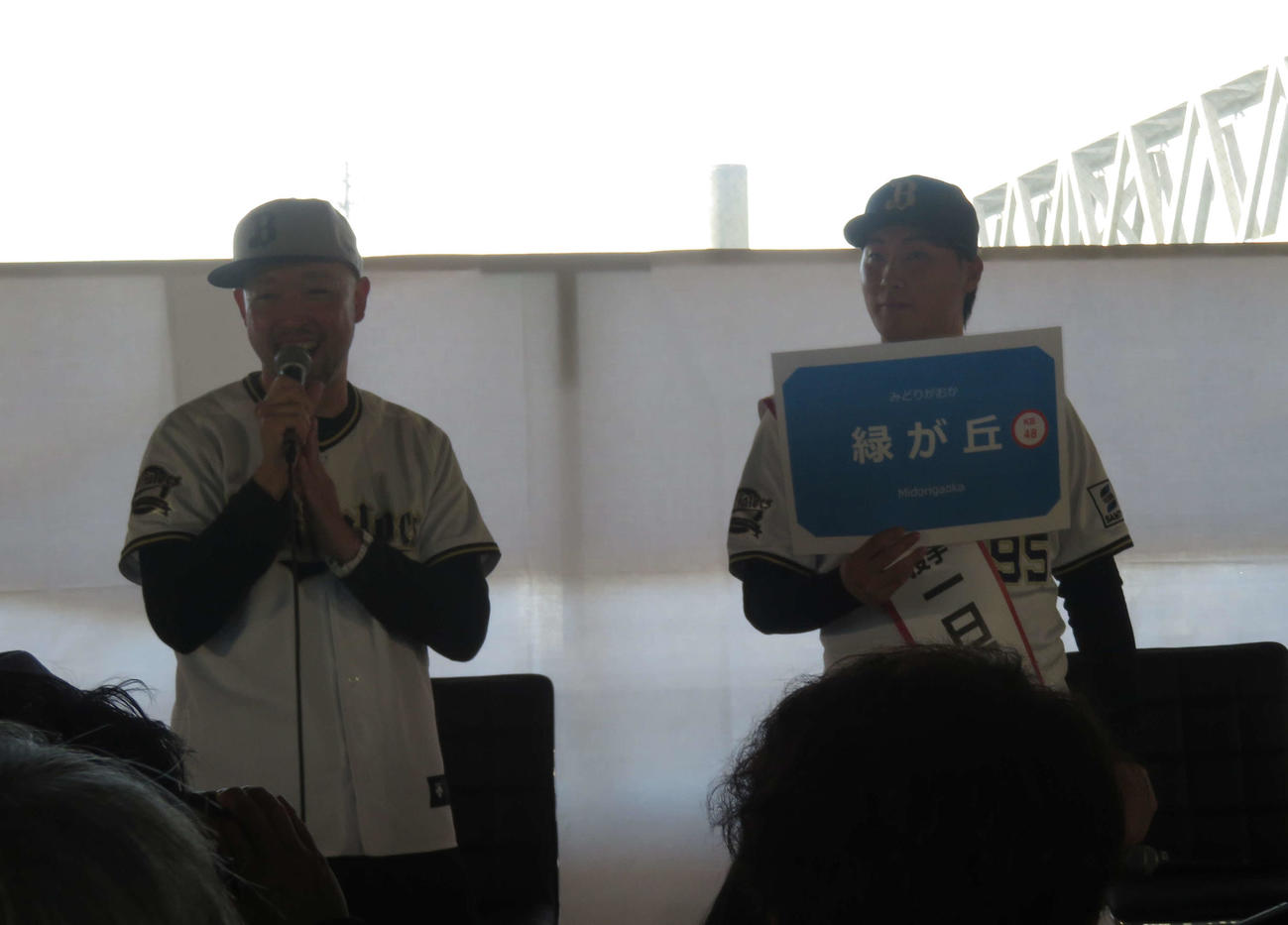 地元の神戸電鉄小野駅で1日駅長を務め、トークショーを行ったオリックス東（右）。左は球団ボイス・ナビゲーターの神戸佑輔（撮影・磯綾乃）