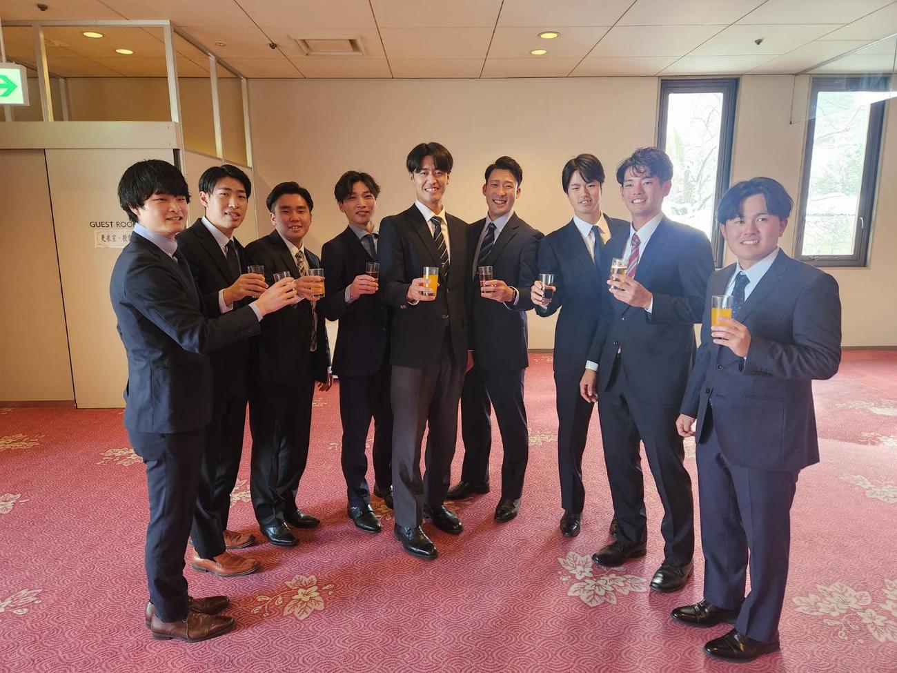 花巻東のチームメートと笑顔を見せる巨人ドラフト1位の中大・西舘（中央）（撮影・保坂淑子）