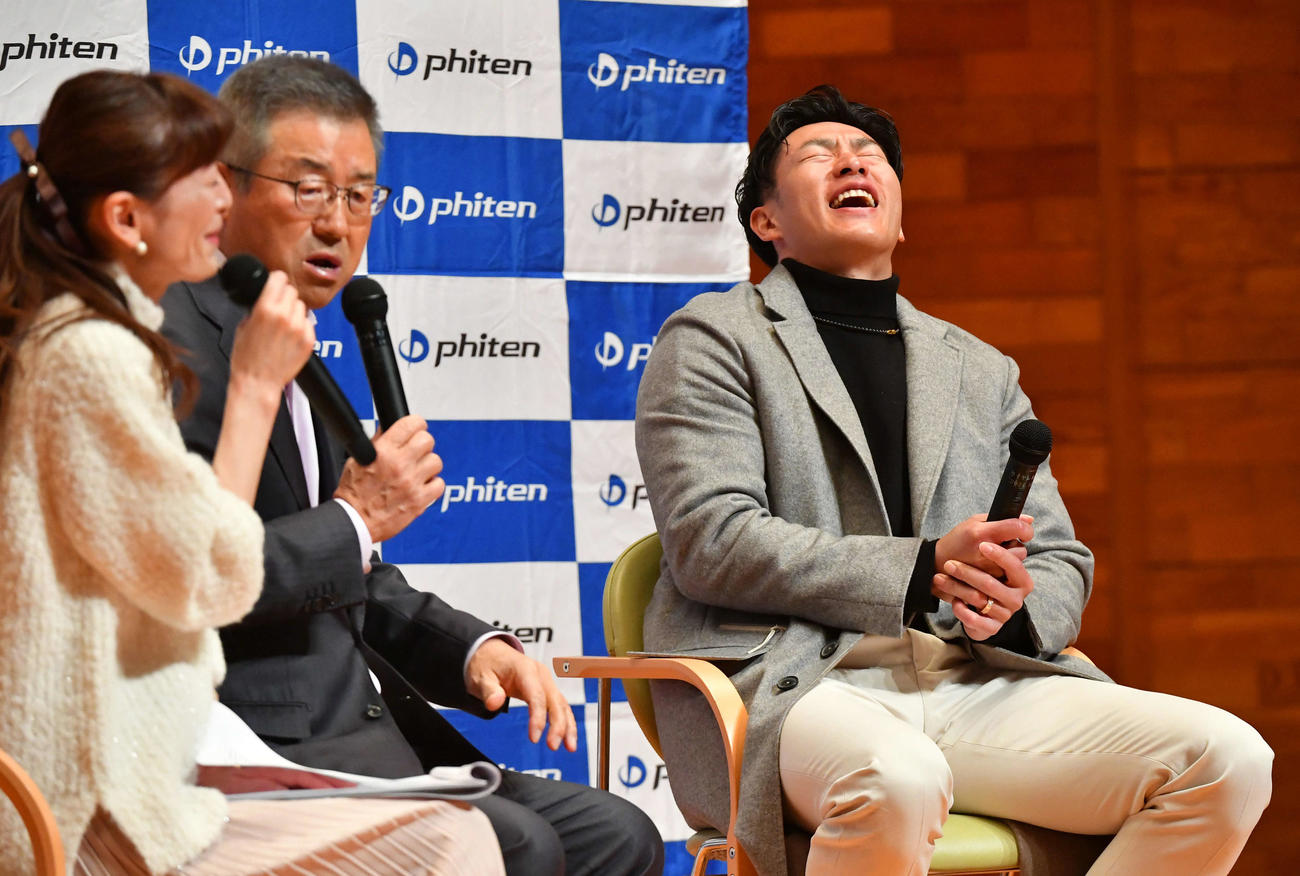 トークショーで達川氏（左から2人目）が野村克也氏のものまねを行い、爆笑する柳田悠岐（撮影・岩下翔太）