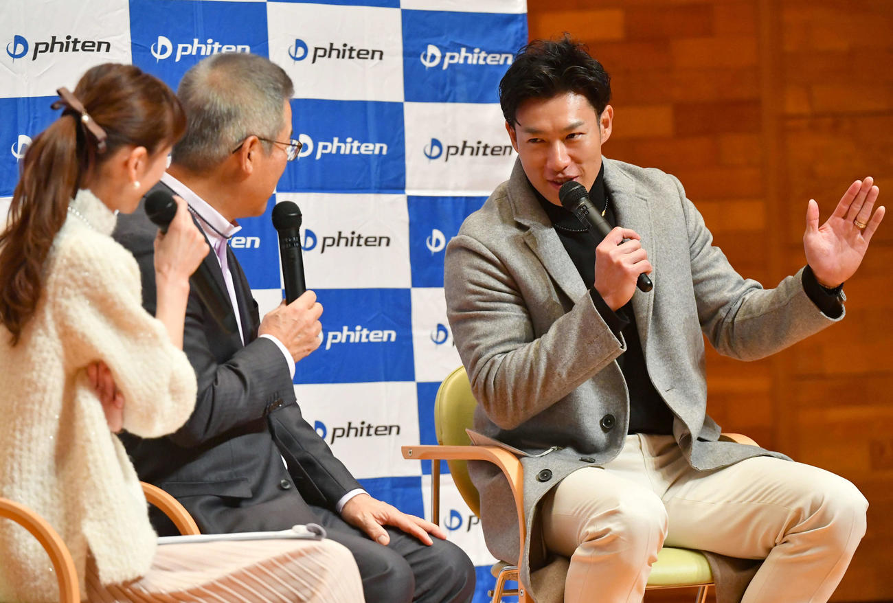 達川氏（左から2人目）とトークショーを行った柳田悠岐（撮影・岩下翔太）