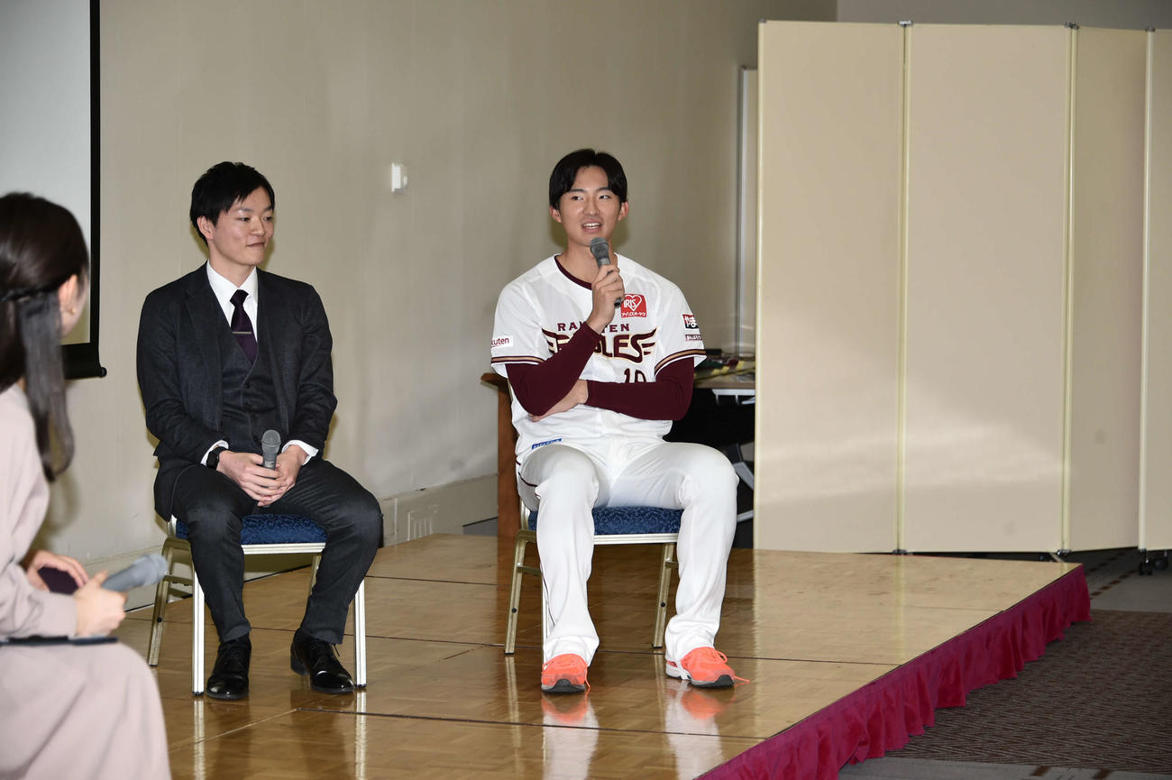 新潟明訓高OBで元楽天の池田駿さん（左）とともにトークショーを行う楽天荘司