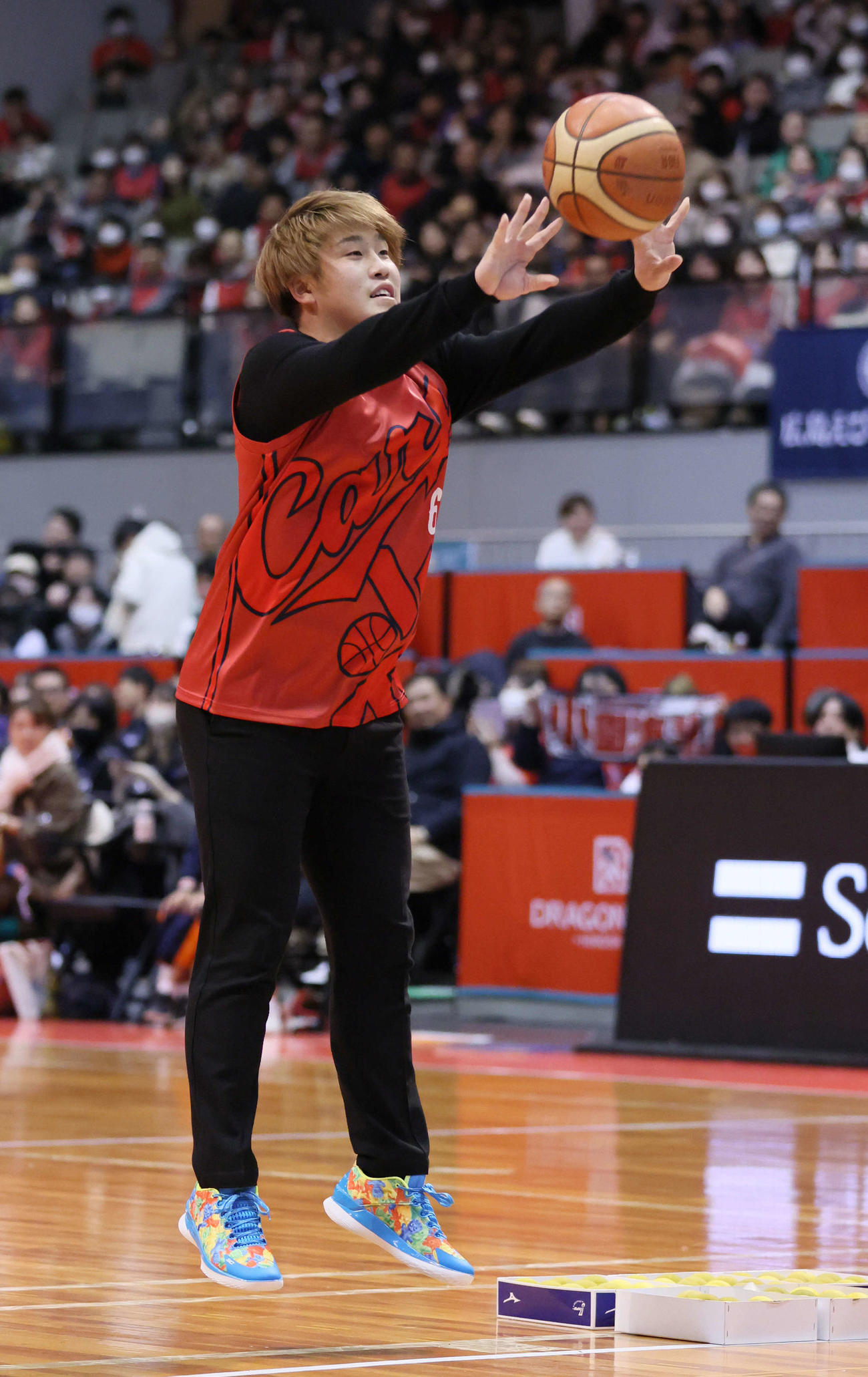 Bリーグ・ドラゴンフライズ戦のハーフタイムにフリースローに挑戦する広島小園（撮影・加藤孝規）