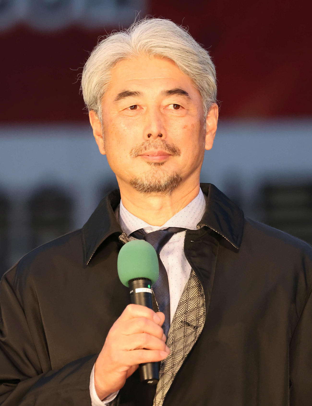 有馬記念前夜祭スペシャルトークショーに登場したロッテの吉井監督（撮影・丹羽敏通）