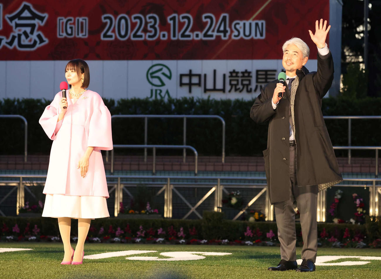 有馬記念前夜祭スペシャルトークショーに登場したプロ雀士の岡田紗佳（左）とロッテの吉井監督（撮影・丹羽敏通）