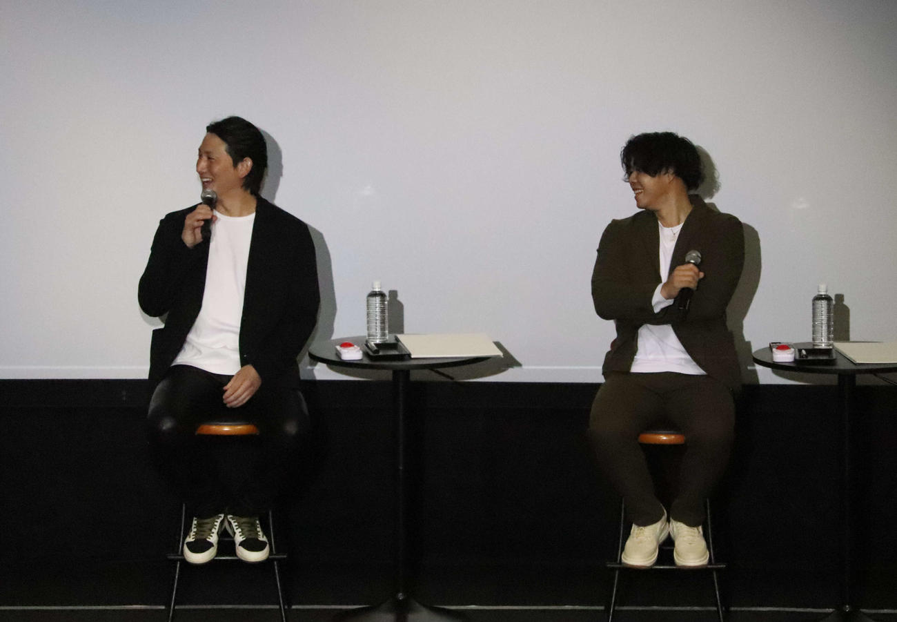 トークショーに出演した巨人小林（左）と松原（撮影・小早川宗一郎）