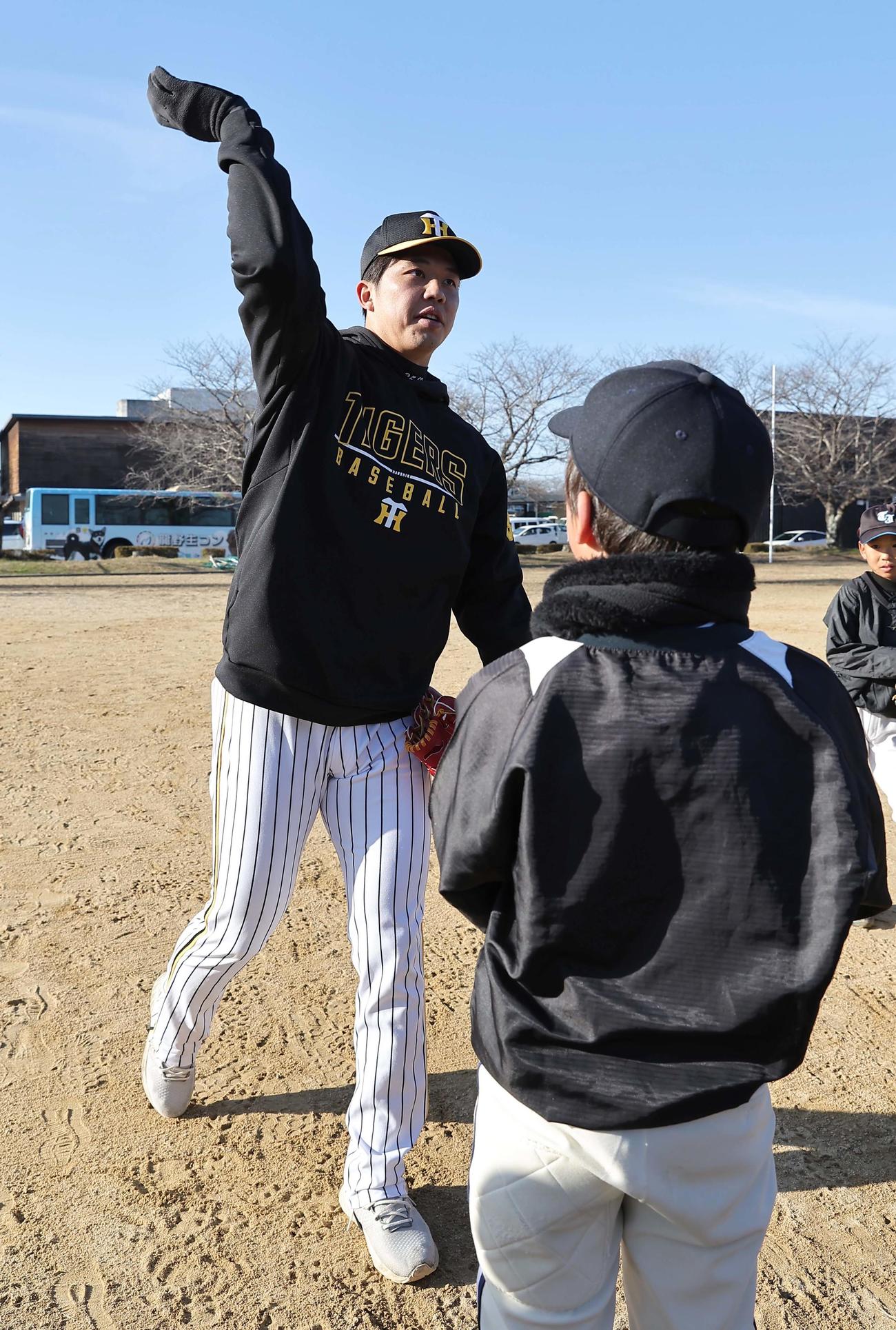 球児を指導する才木浩人（撮影・上田博志）