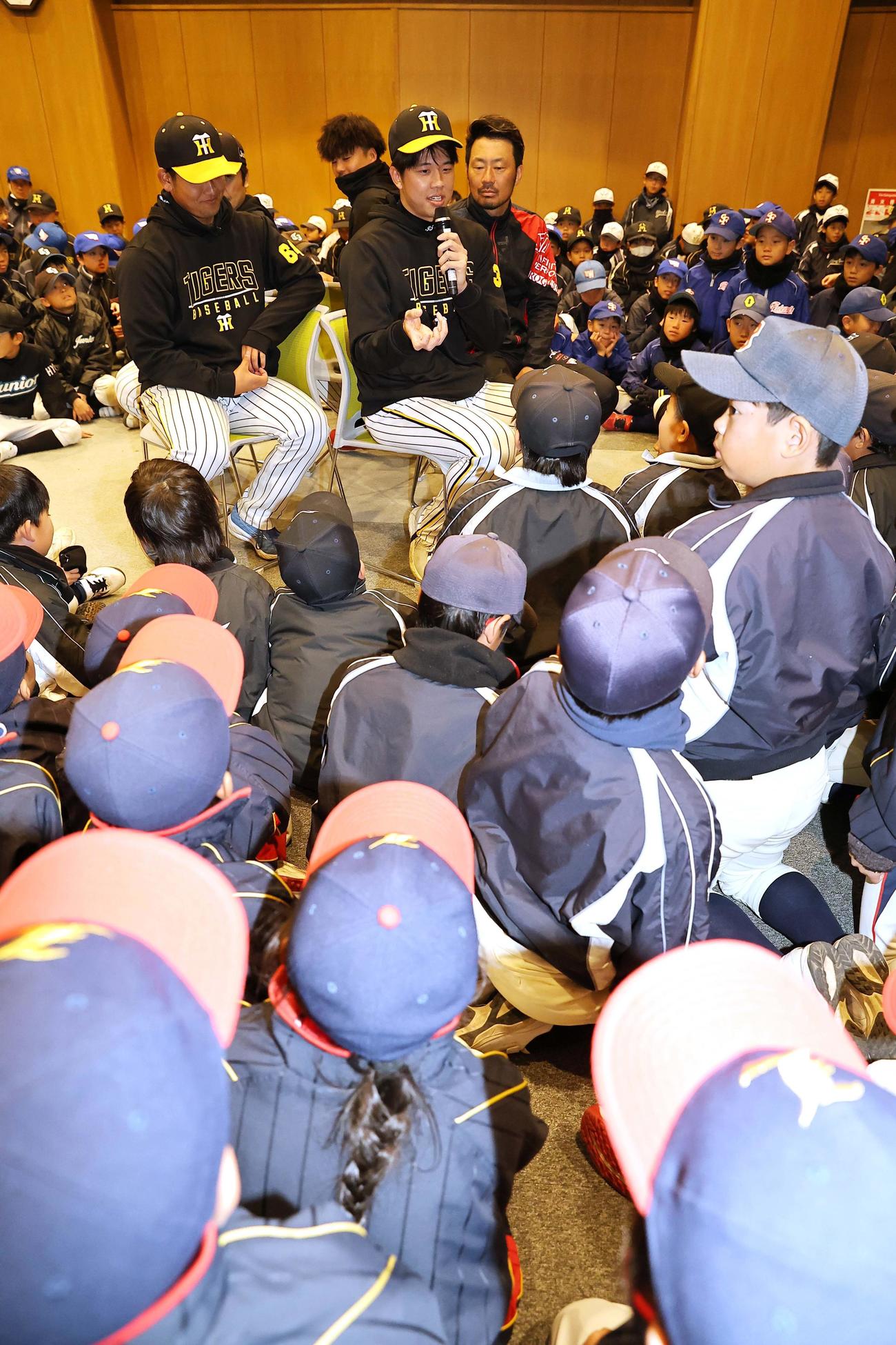 球児の質問に答える才木（撮影・上田博志）
