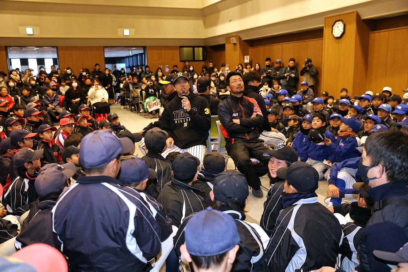 球児の質問に答える才木（撮影・上田博志）