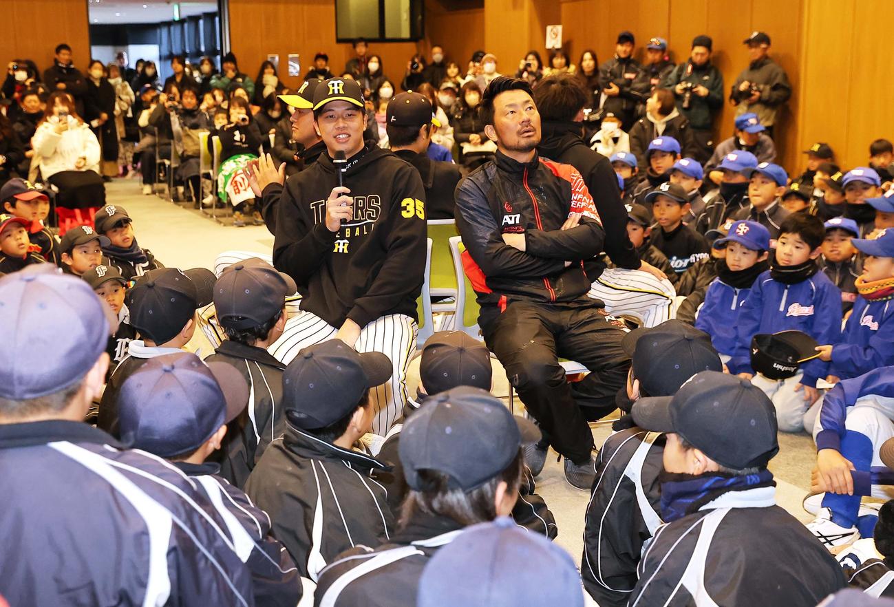 球児の質問に答える才木（撮影・上田博志）