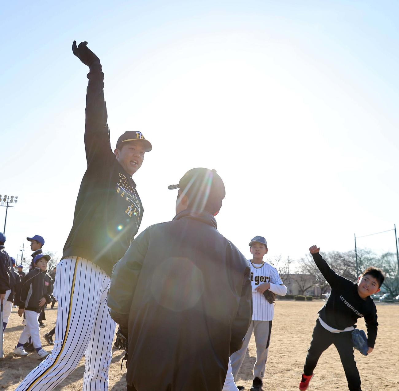 球児を指導する才木浩人（撮影・上田博志）