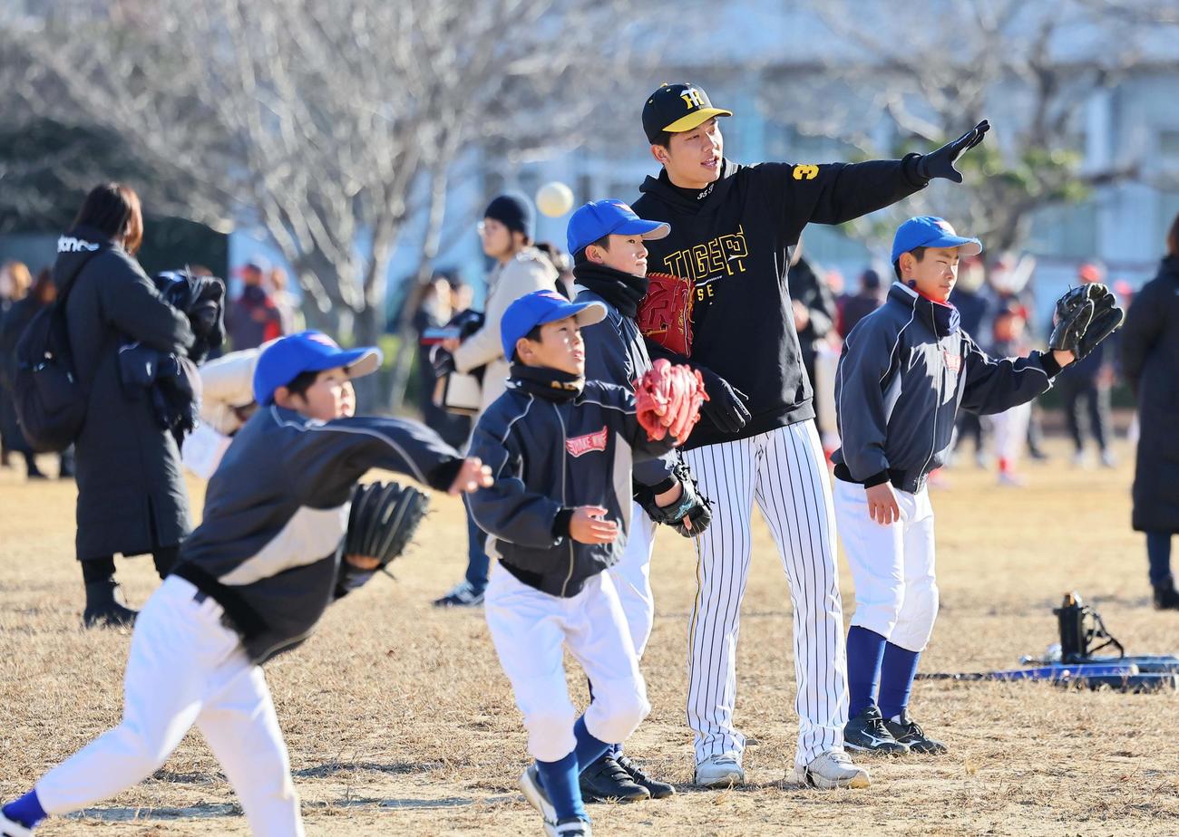 野球教室で球児を指導する才木（撮影・上田博志）