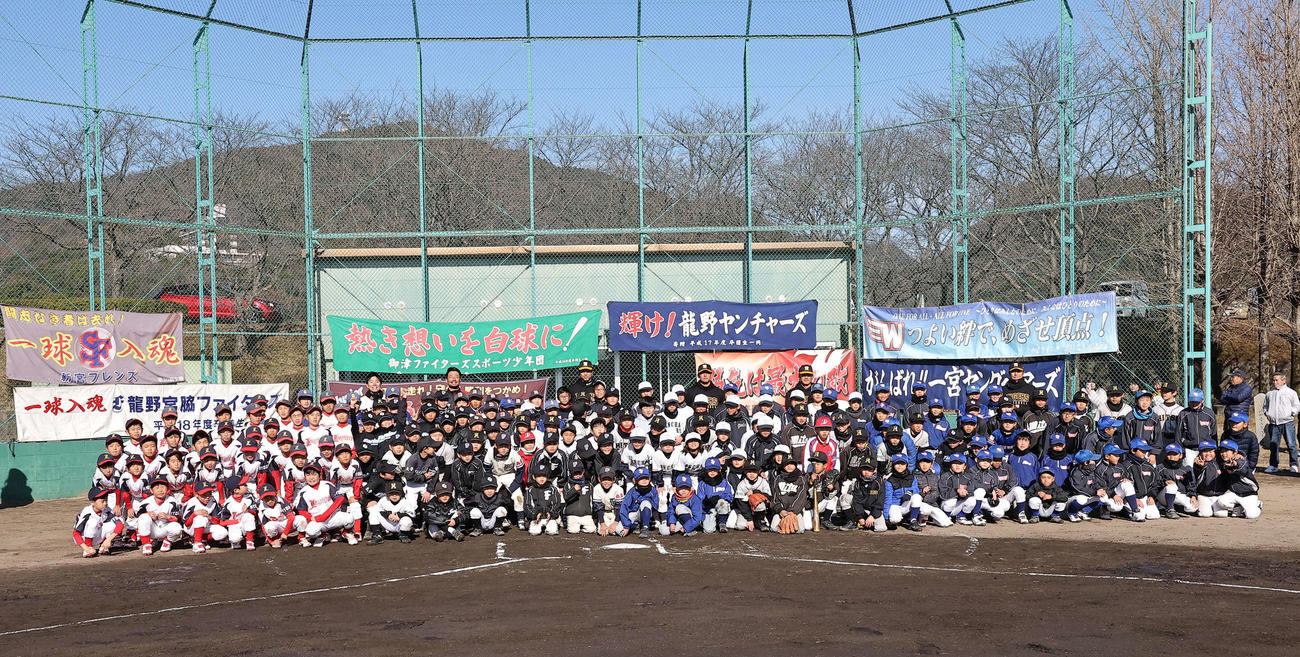 球児と記念撮影をする最後方右から江草コーチ、前川、岡留、才木、狩野氏（撮影・上田博志）