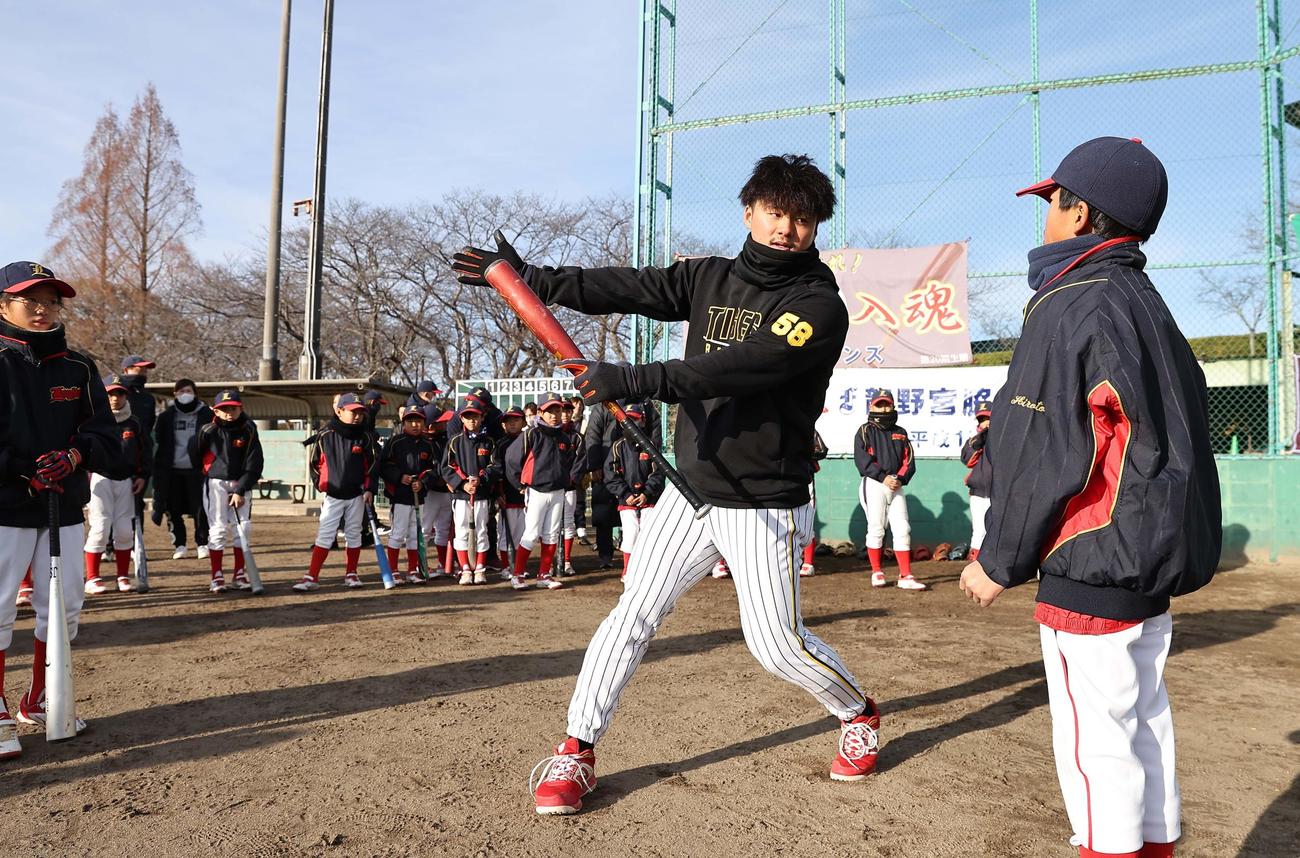 前川は球児に打撃指導をする（撮影・上田博志）