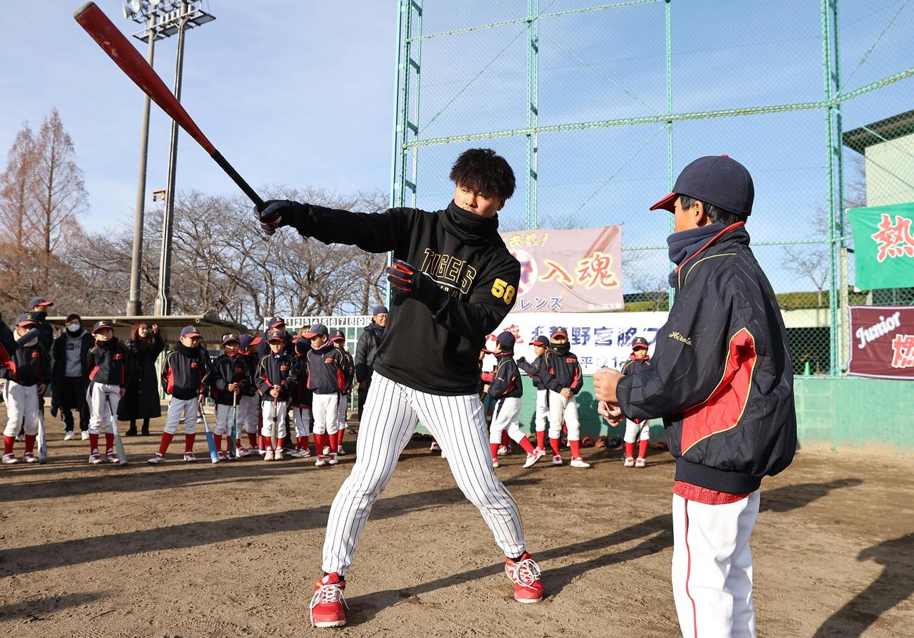 前川は球児に打撃指導をする（撮影・上田博志）