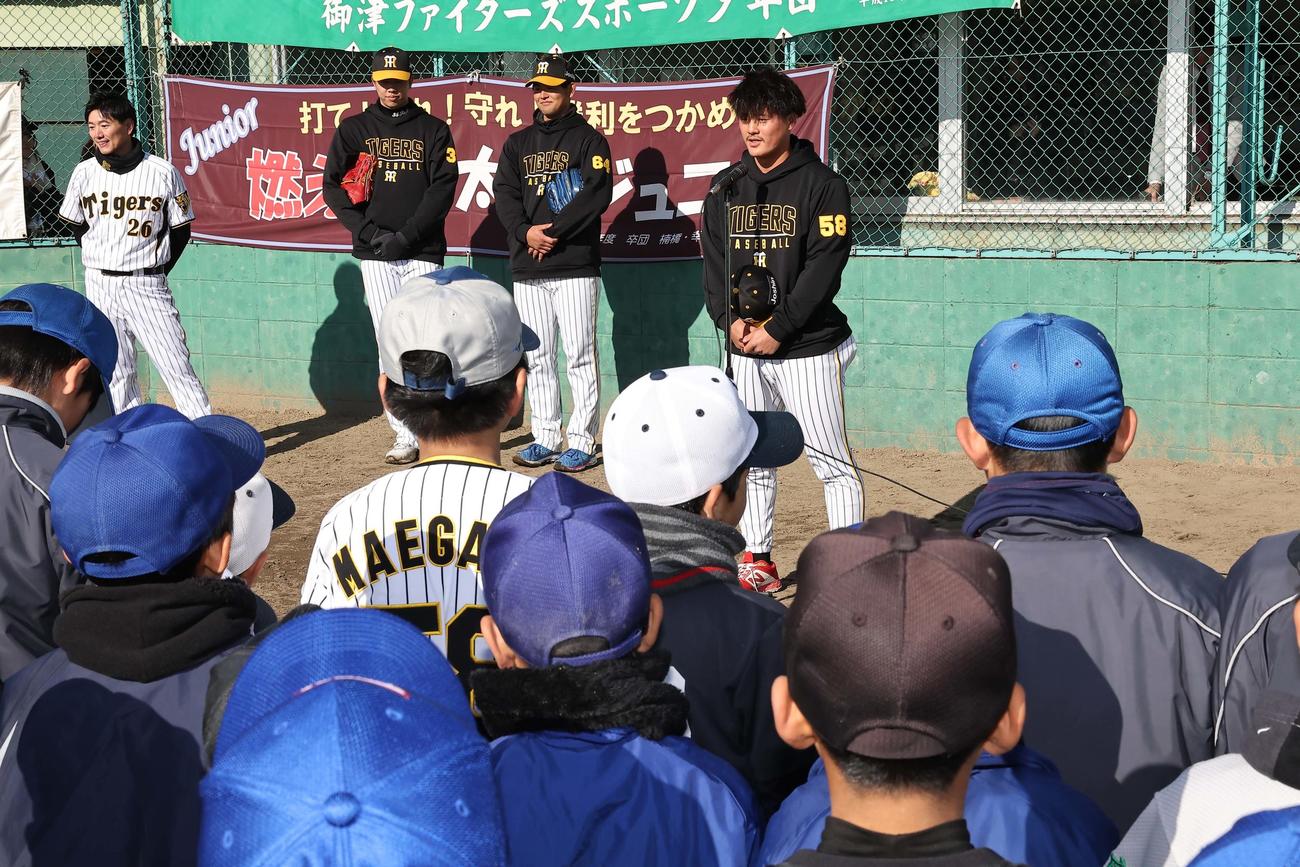 野球教室を終えた前川右京は球児ら関係者にあいさつをする（撮影・上田博志）